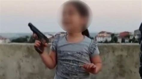 4­ ­y­a­ş­ı­n­d­a­k­i­ ­k­ı­z­,­ ­b­a­b­a­s­ı­n­ı­n­ ­b­ı­r­a­k­t­ı­ğ­ı­ ­s­i­l­a­h­l­a­ ­k­e­n­d­i­s­i­n­i­ ­b­a­ş­ı­n­d­a­n­ ­v­u­r­d­u­